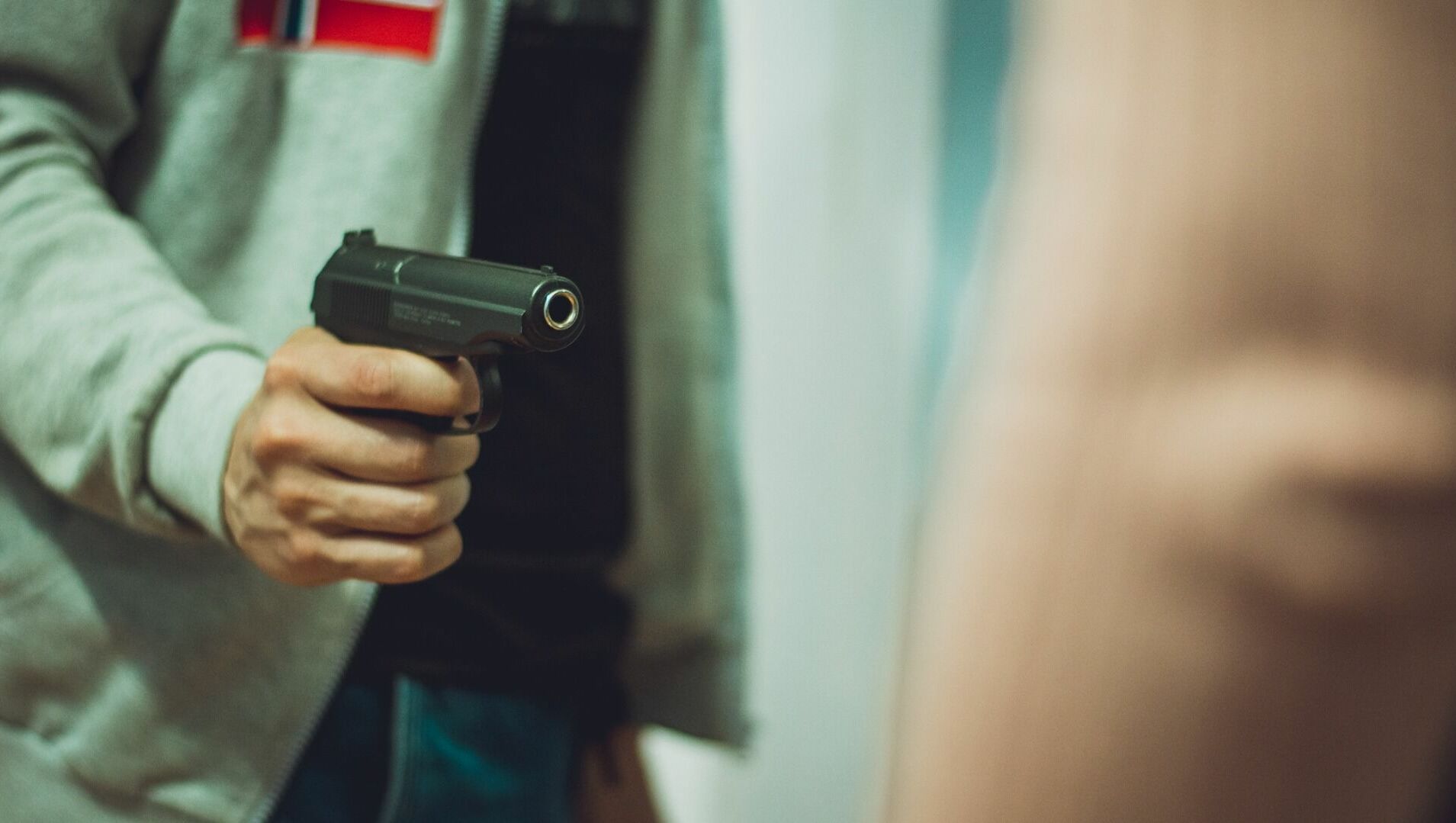 Полиция арестовала вежливого азовчанина, ограбившего продуктовый с пистолетом