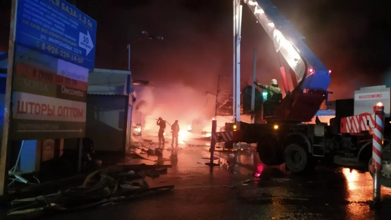 Тушение пожара на рынке "Темерник" в Ростове