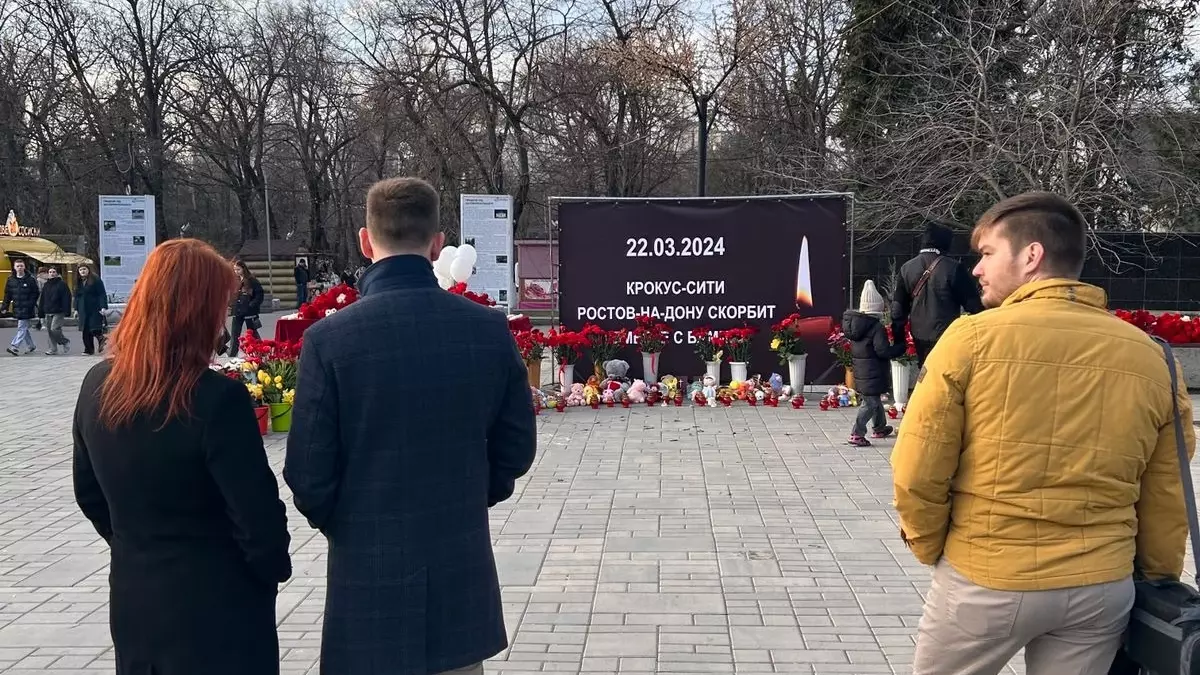 Ростовчане у мемориала в память о погибших в теракте в «Крокусе»