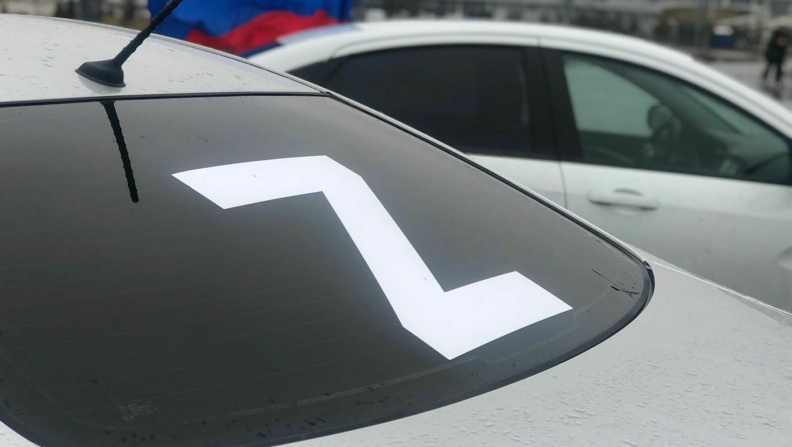 Двух ростовчан осудили за уничтожение машины с символикой Z в июле 2022 года