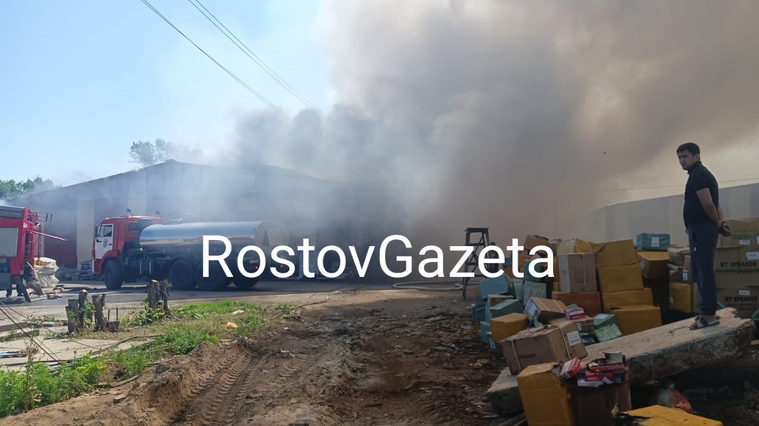 Последствия пожара на торговой базе "Альтус" под Ростовом