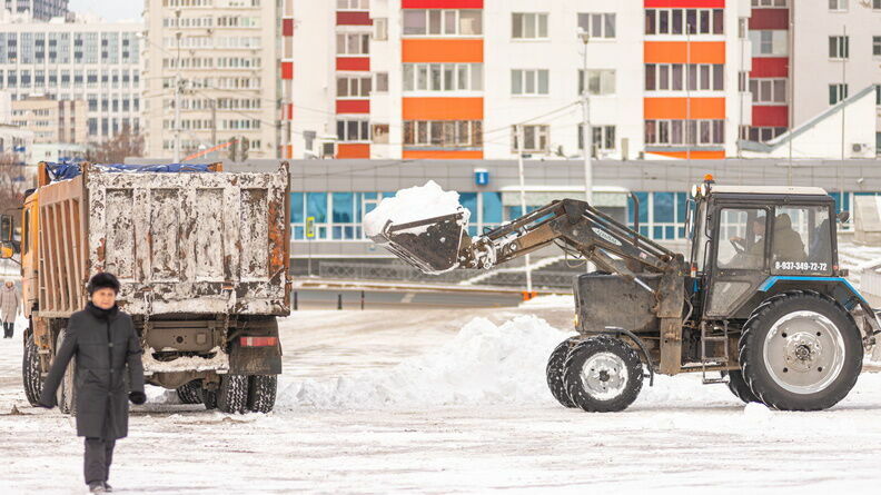 Более 170 машин вывели для уборки снега с улиц в Ростове-на-Дону днем с 7 января
