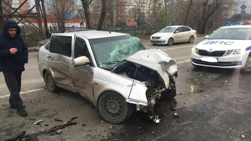 ДТП с участием шести автомобилей произошло на улице Нагибина в Ростове 25 ноября