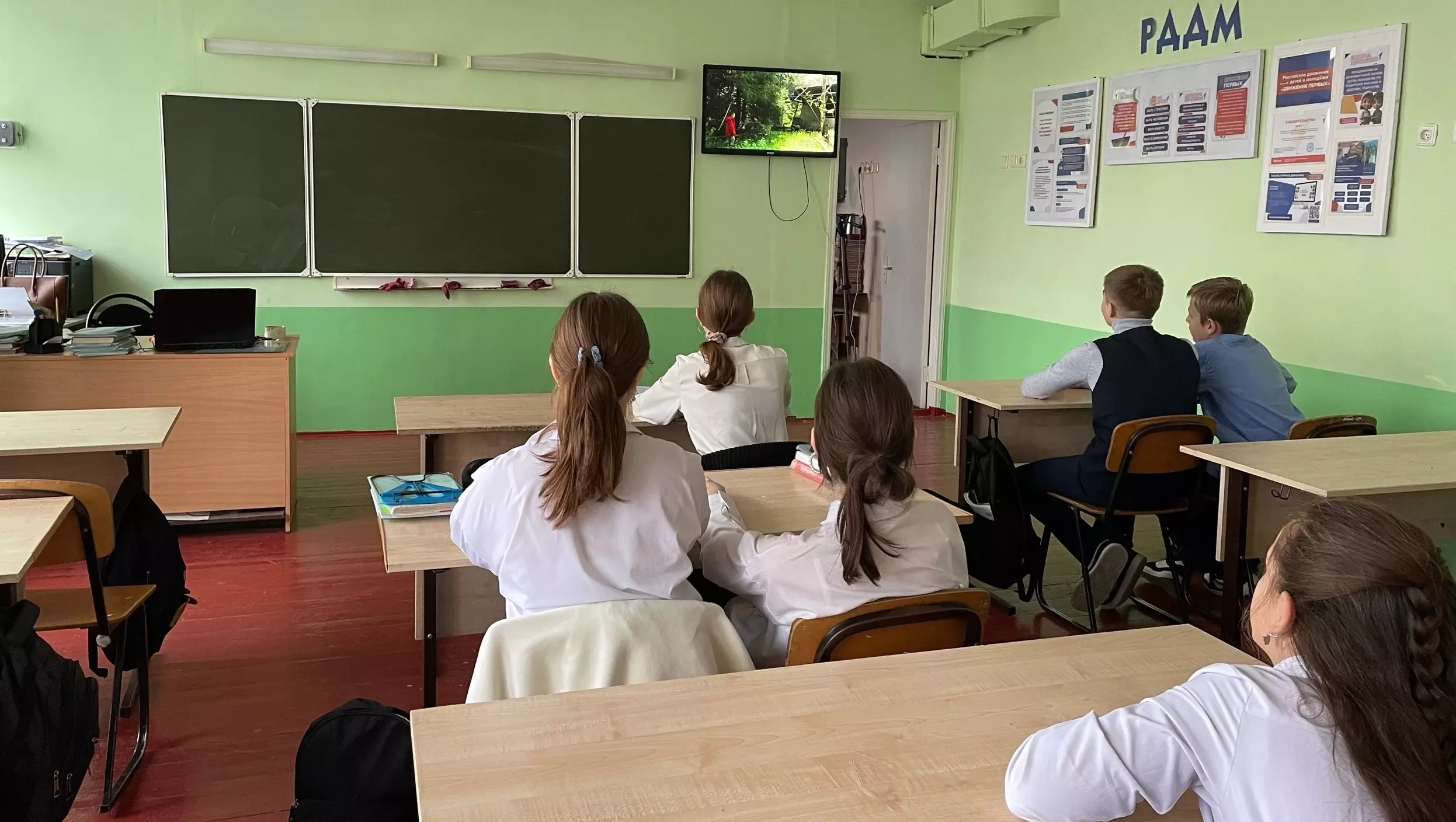 «В соответствии с санминимумом»: почему мерзнут дети в гимназии Миллерово
