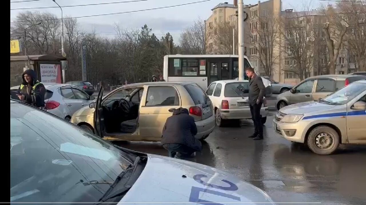 Водитель в Новочеркасске сбила двух человек и убежала с места аварии днем 17 января