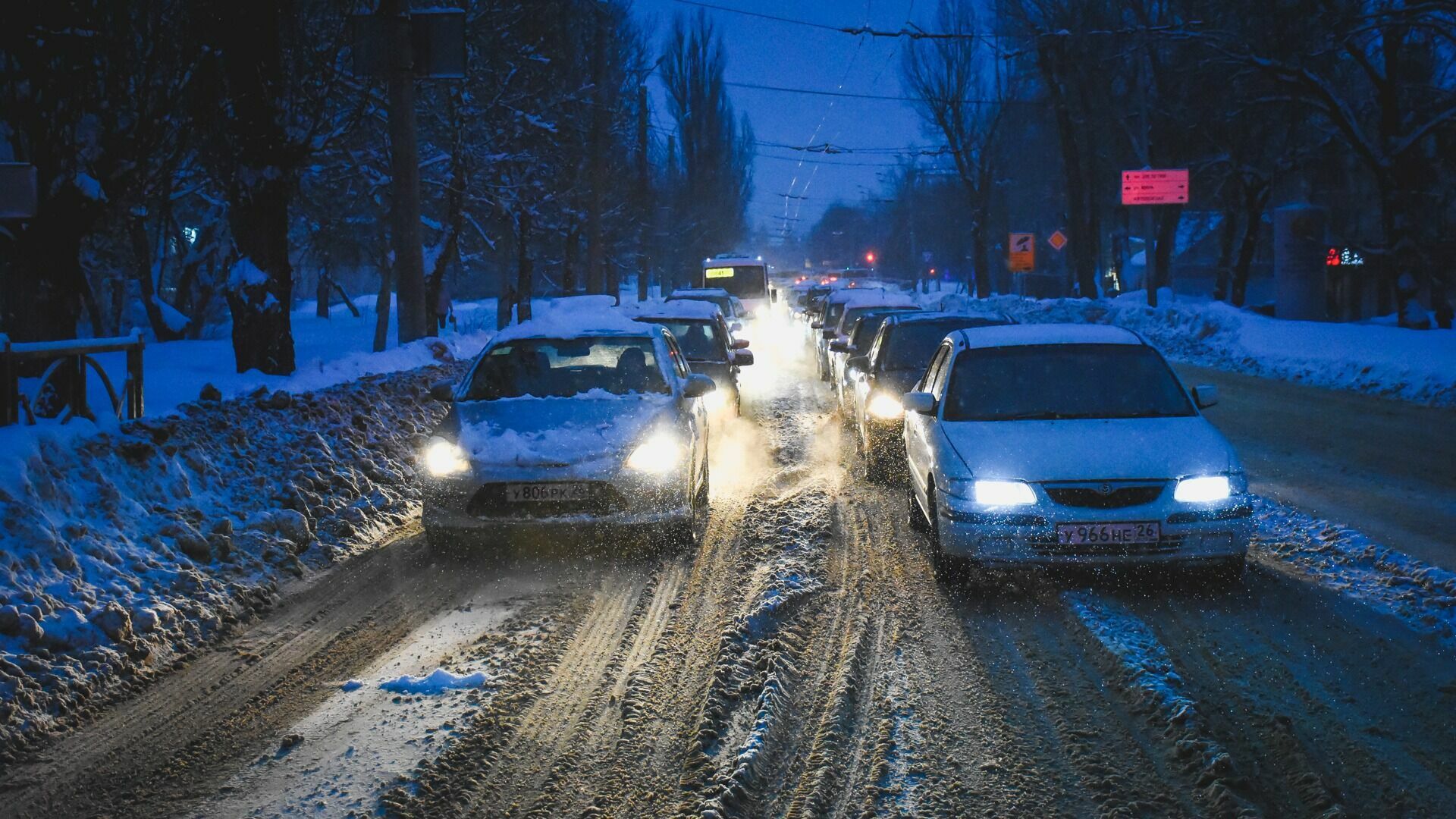 Больше сотни спецмашин вывели на трассу М-4 в Ростовской области из-за снегопада