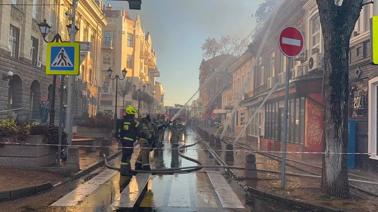 Появилось видео пожара в старинном здании в центре Ростова