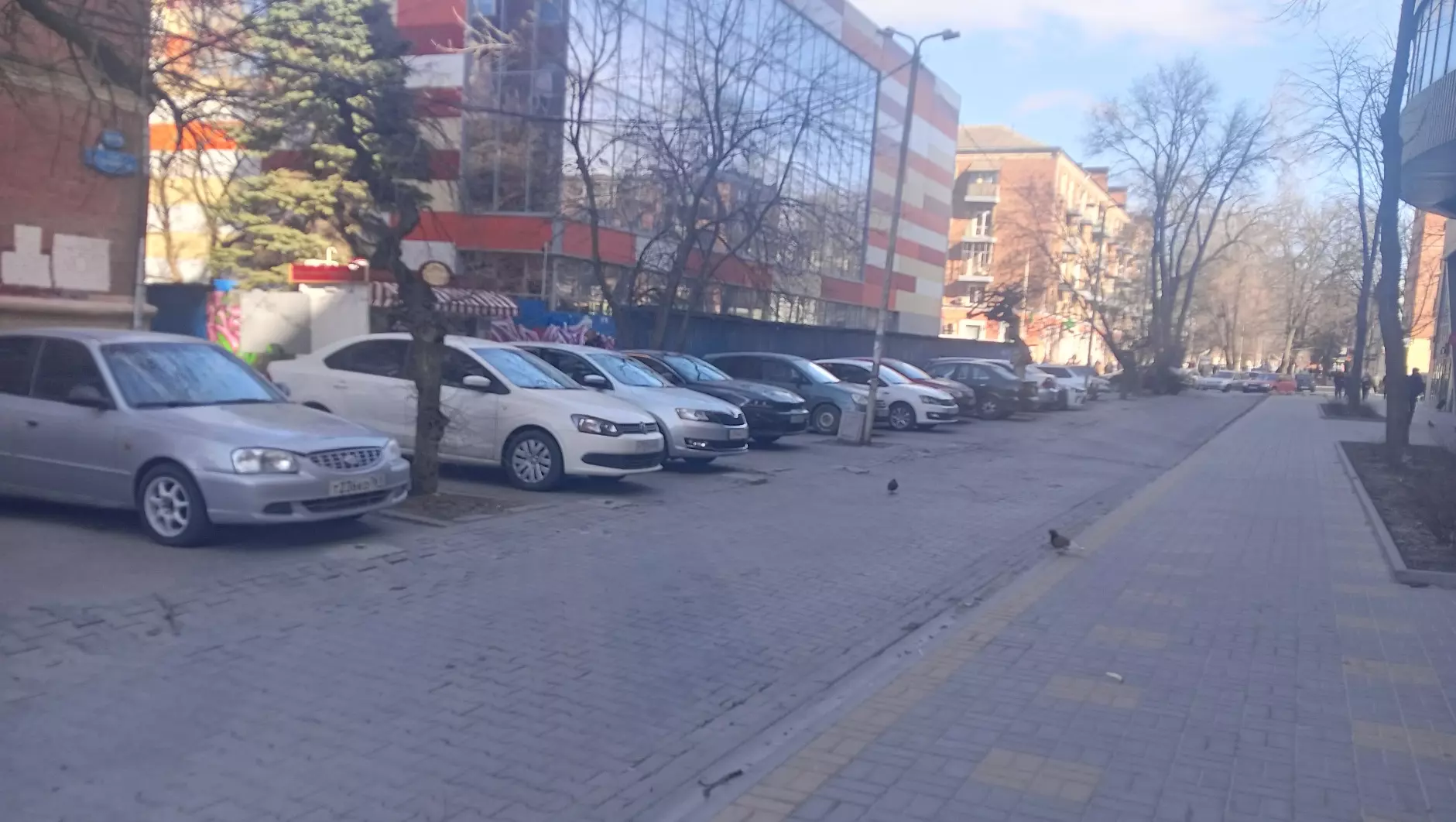 На пешеходной улице Сержантова в Ростове машины стали угрозой для детей
