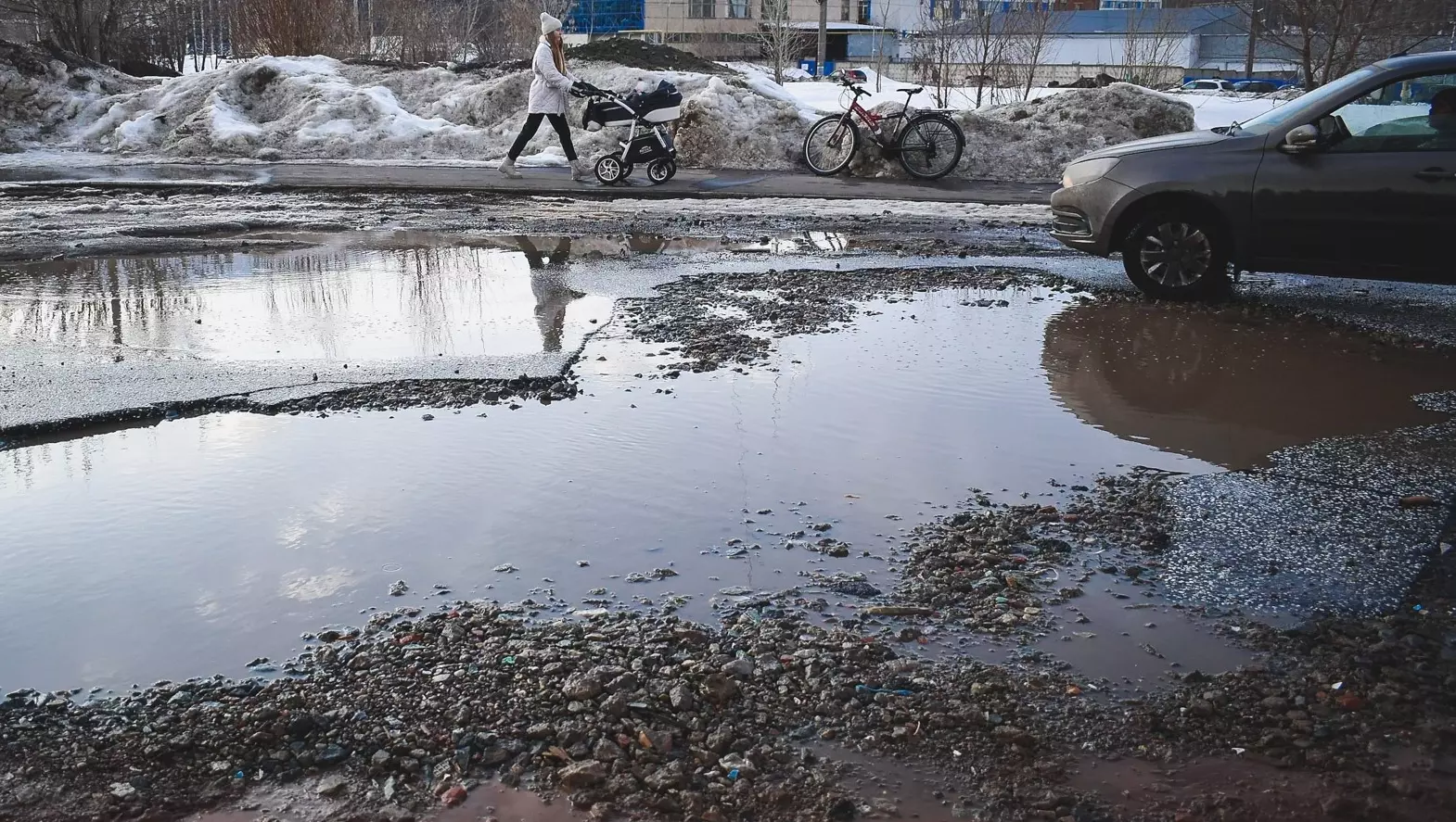 «Дорога как после бомбежки»: В Ростове асфальт растаял вместе со снегом