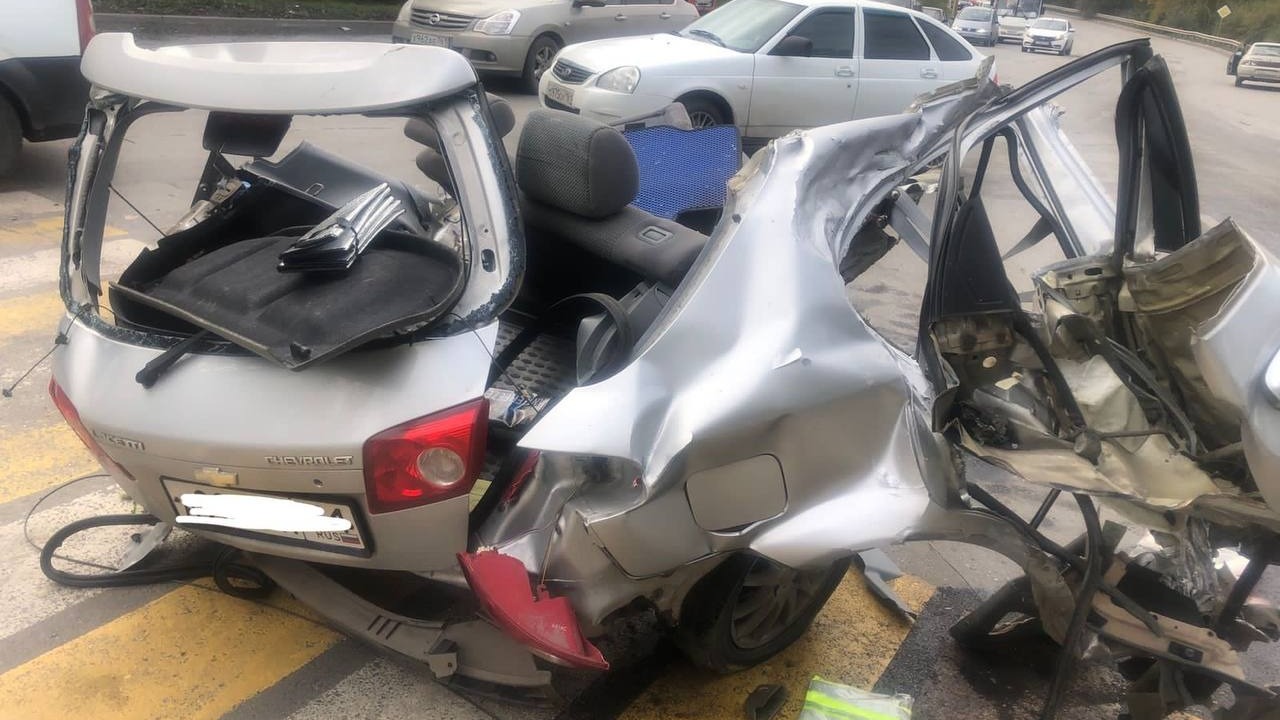 В Ростовской области женщина чудом выжила в разорвавшейся на две части машине
