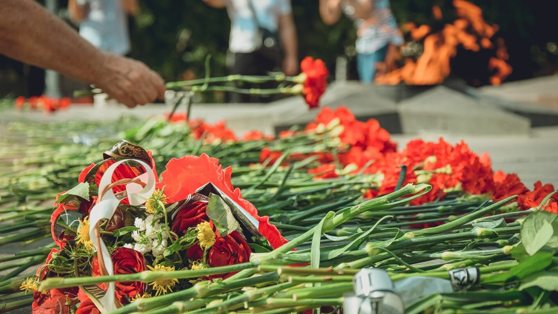 В Ростове участники акции "Бессмертный полк" поучаствовали в возложении цветов к Вечному огню