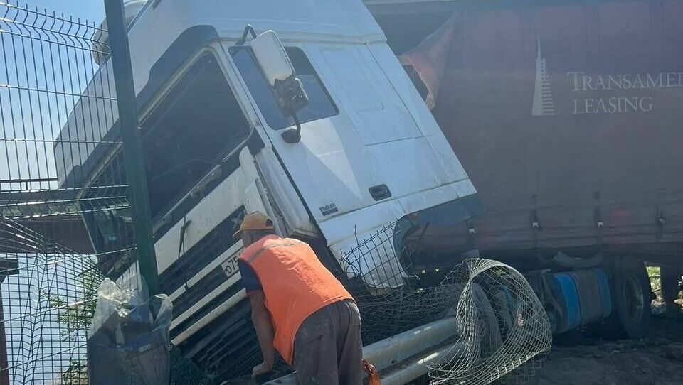 В Ростовской области грузовик DAF вылетел с моста и едва не рухнул в реку