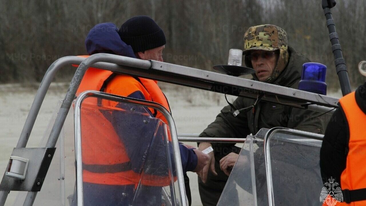 В Чертковском районе оправдались, почему жители переправляются на другой берег вплавь