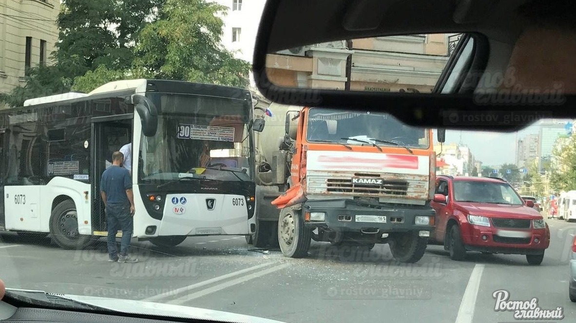 В Ростове на Ворошиловском столкнулись автобус и бетономешалка
