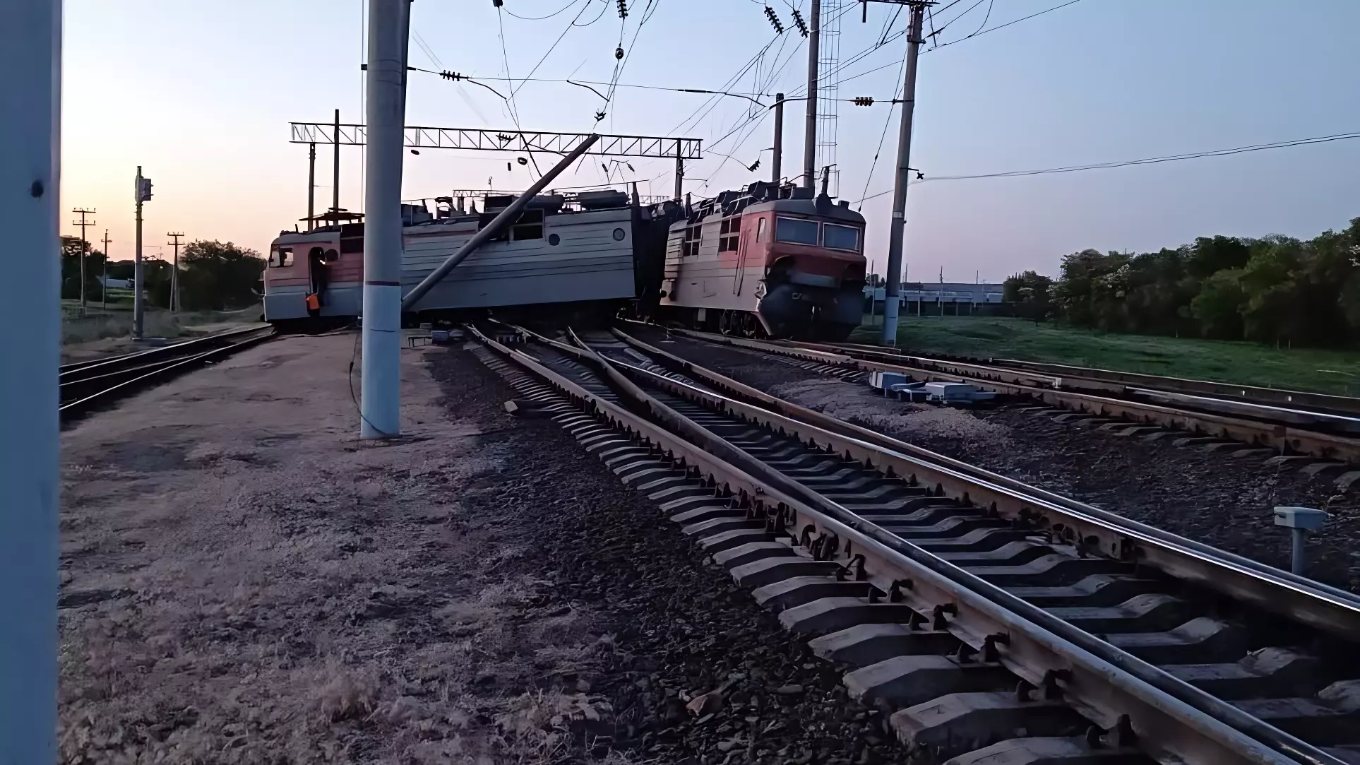 Массовые задержки поездов произошли из-за схода с рельсов электровоза на Дону