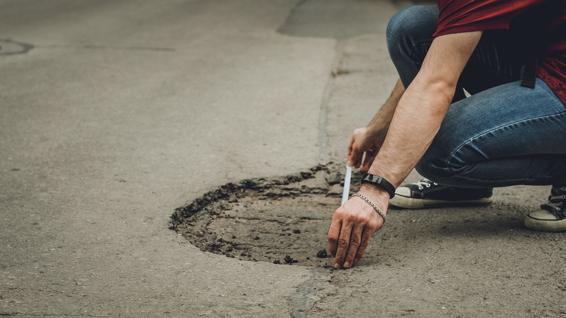 В Ростове-на-Дону измерили ямы на дорогах на улице Таганрогской