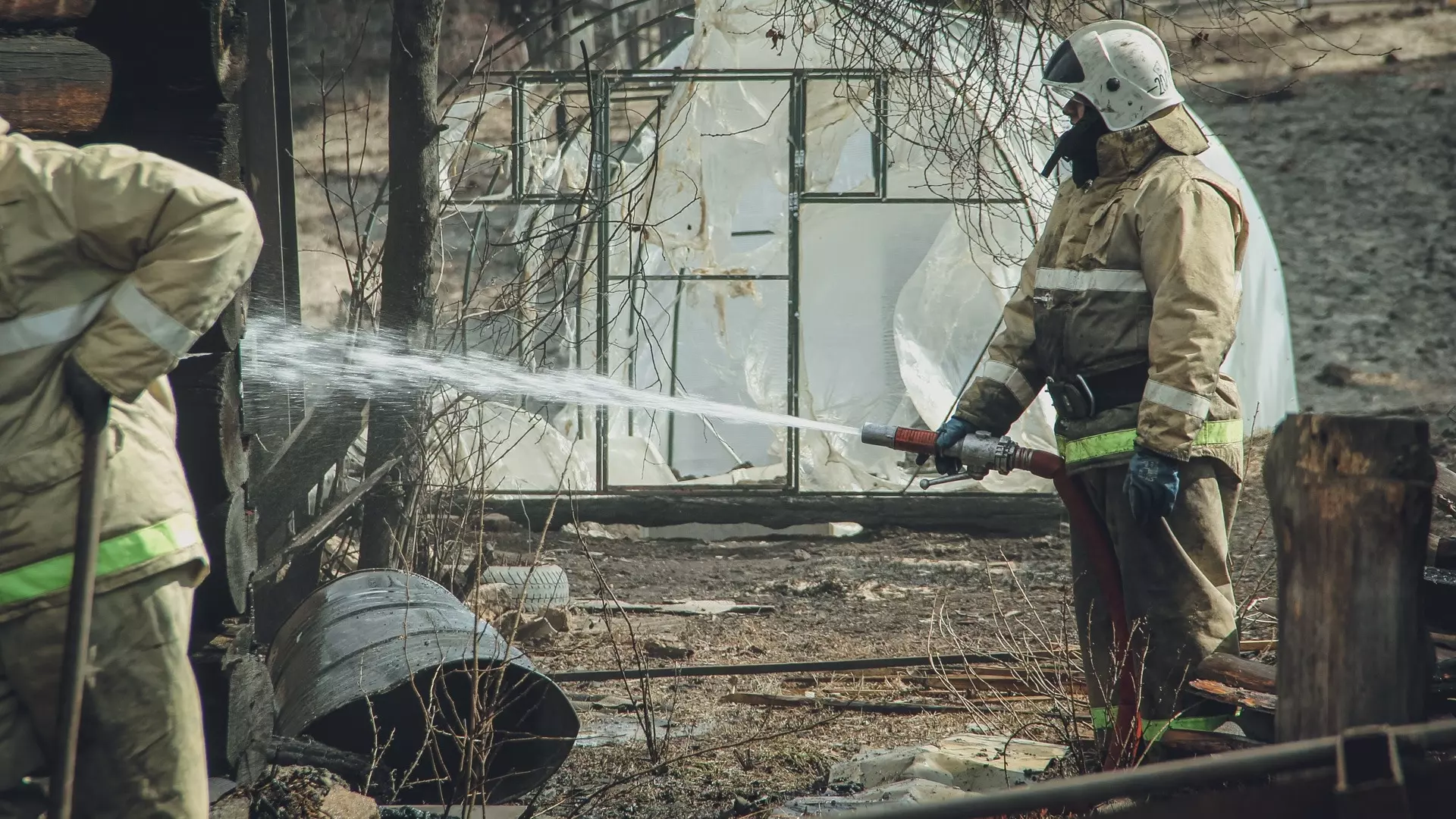 Огонь добрался до склада с легковоспламеняющимся кислородом в Ростове