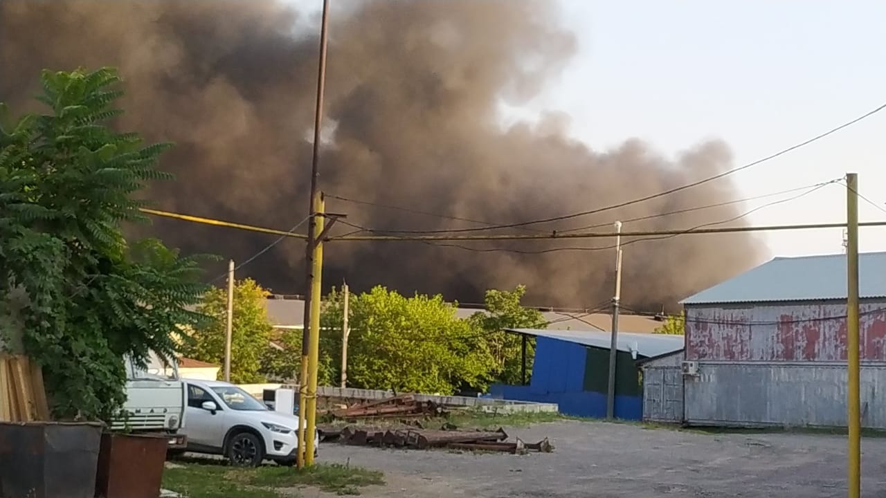 Пожар на складе с картоном в Аксае