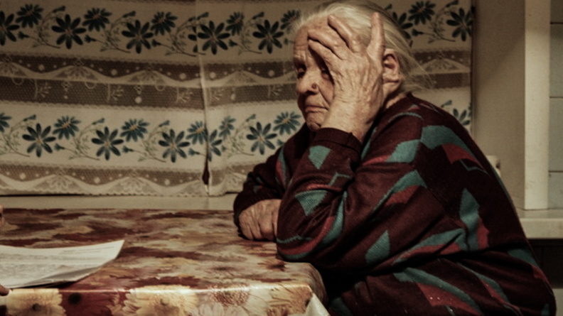 Одинокая пенсионерка второй год живет в квартире без света в Ростове