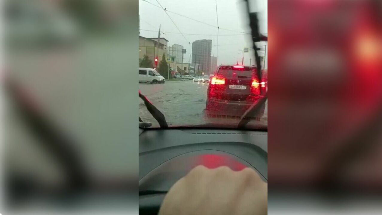Девятибалльные пробки парализовали движение в Ростове из-за ливней