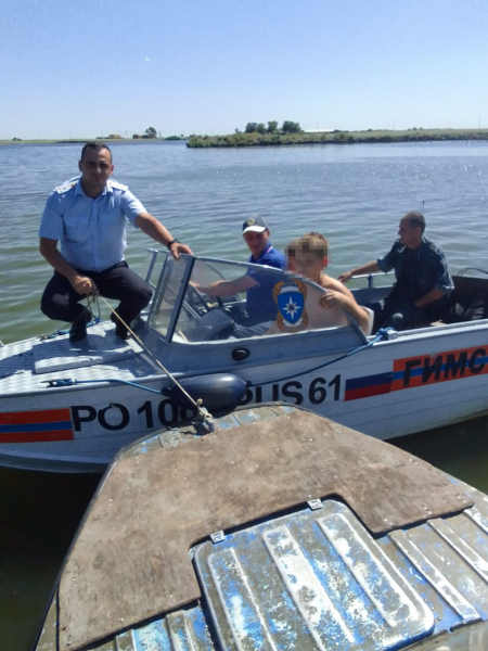 Двое детей едва не погибли на реке Маныч в Веселовском водохранилище в Ростовской области.