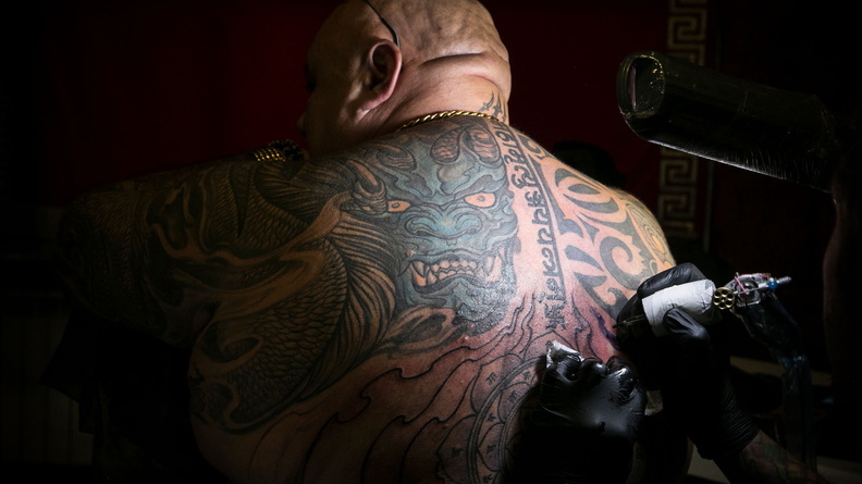 Ростовчанина наказали за показ зэкам татуировок с нацистской символикой
