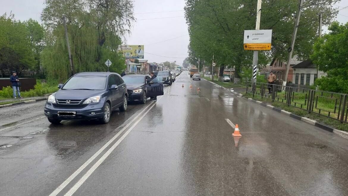Водитель пострадал в тройной аварии в Ростовской области
