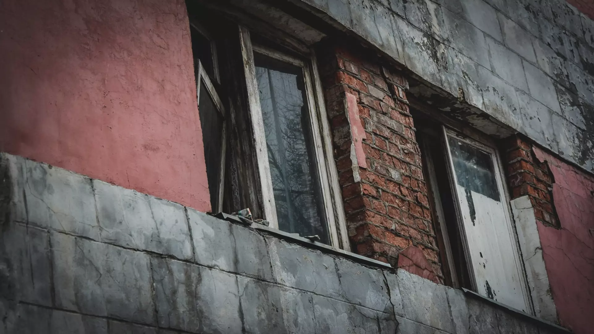 Ростовчане заявили о гибели выпавшей из окна женщины