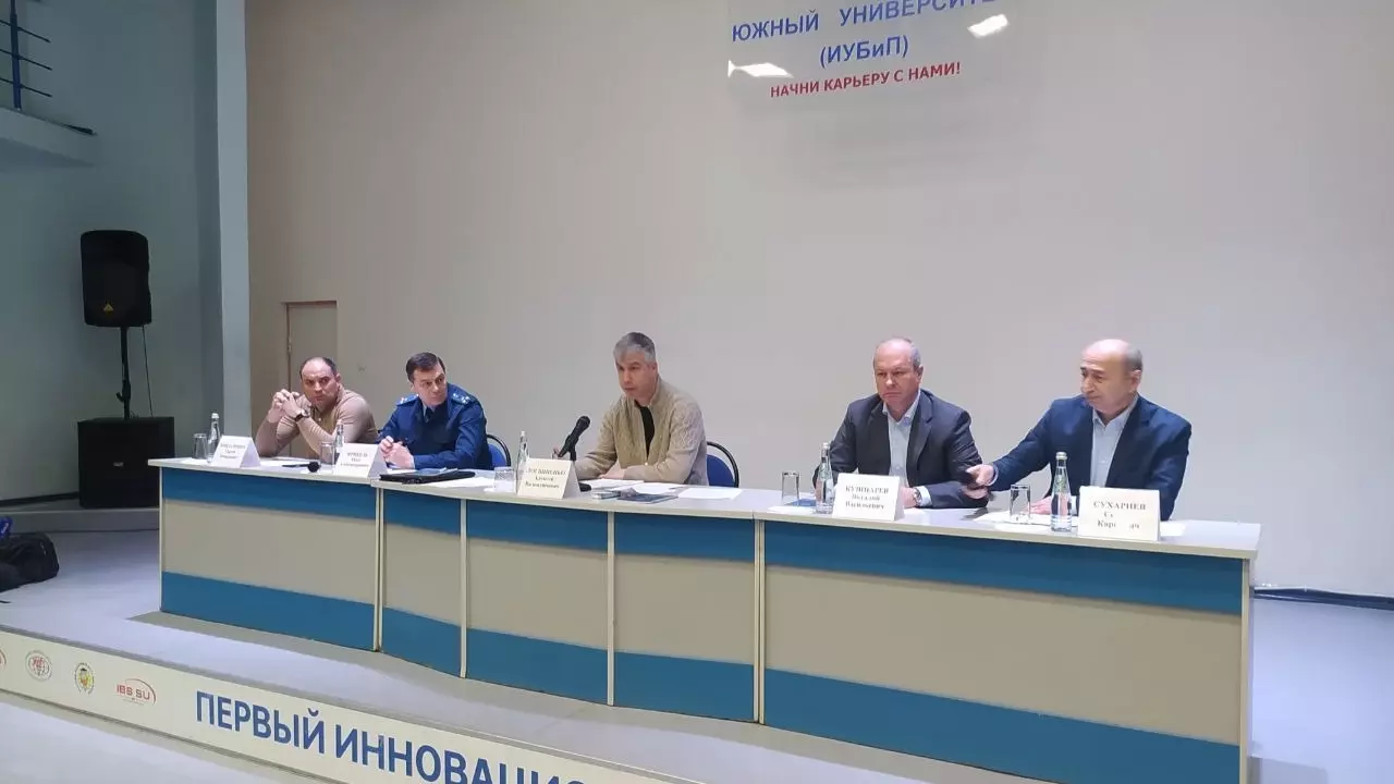 Представители властей и прокуратуры на встрече с жильцами дома на Нариманова в Ростове