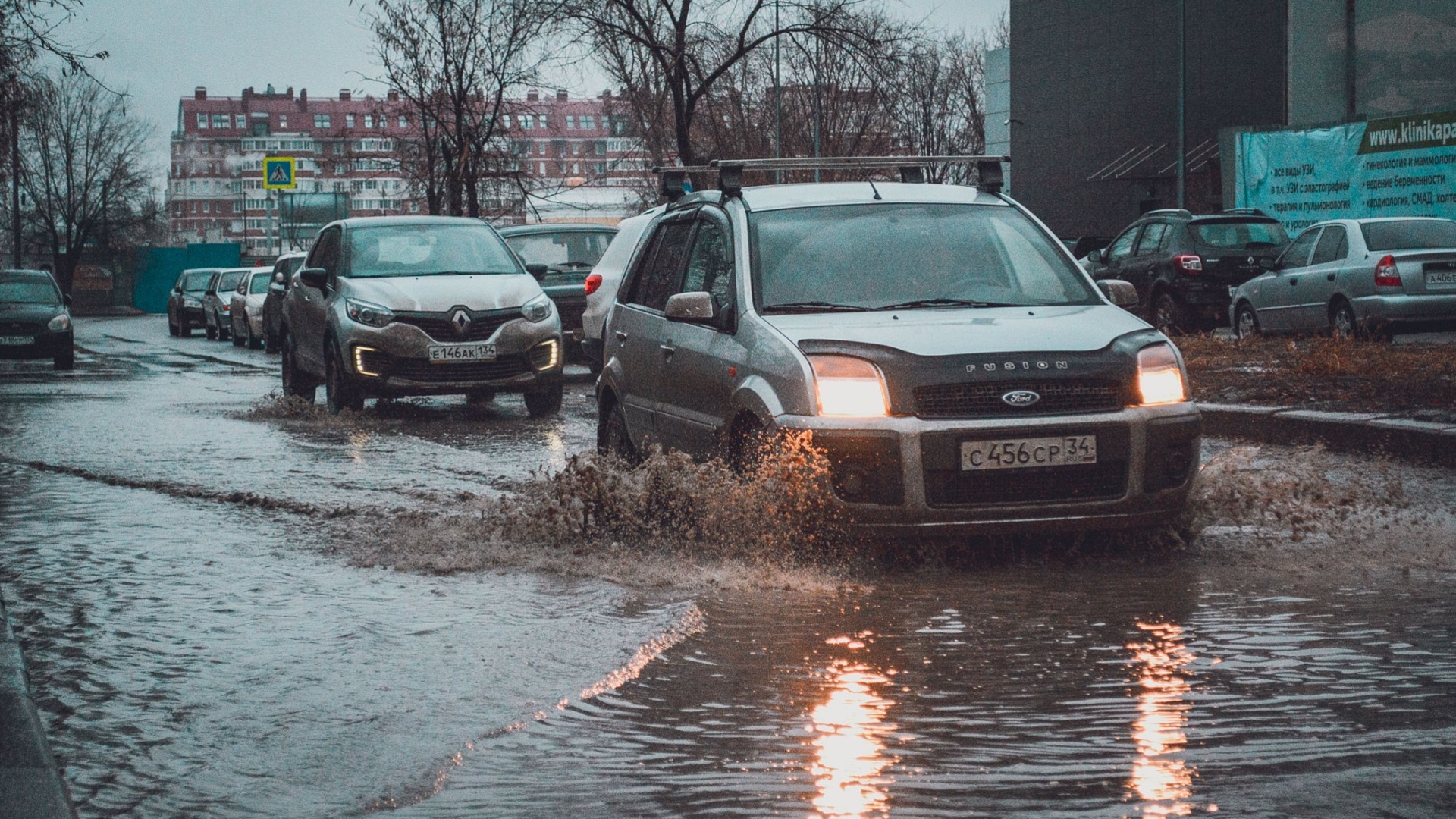 Мощные потоки воды накрыли улицы Ростова-на-Дону утром 12 июля
