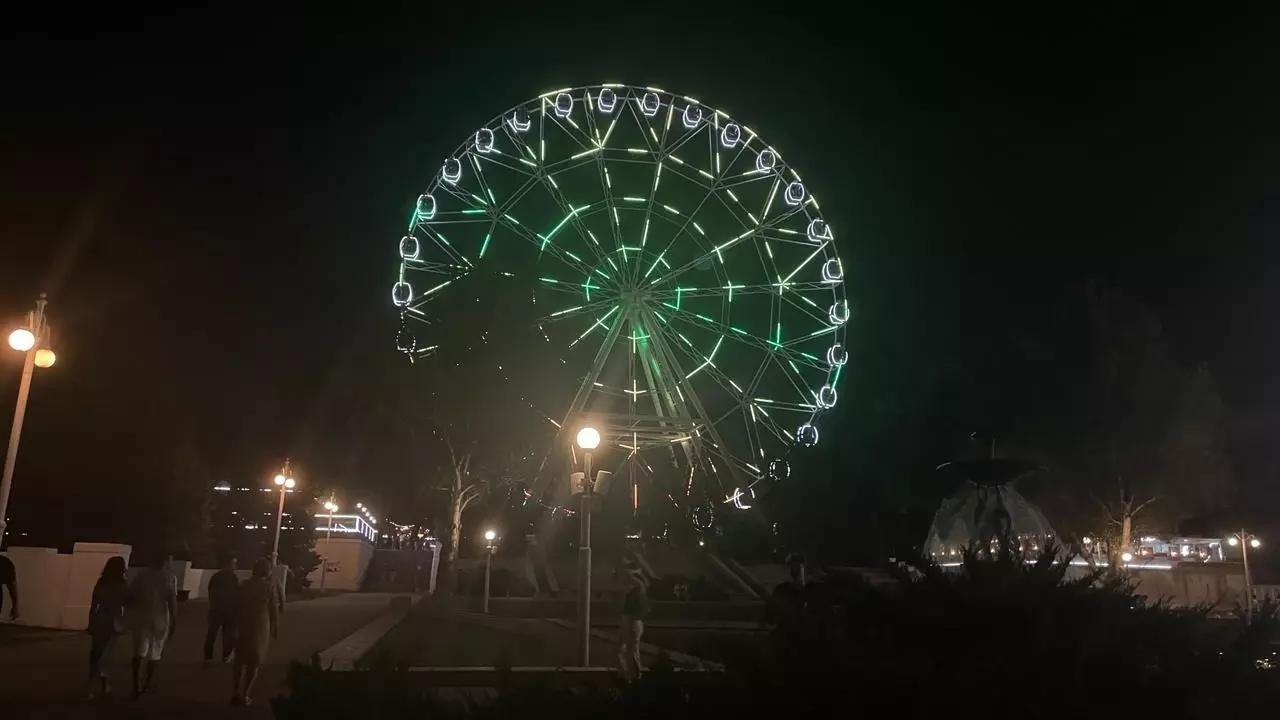 Одной из достопримечательностей Ростова-на-Дону является колесо обозрения под названием «Одно небо», расположенное в историческом парке в центре города.
