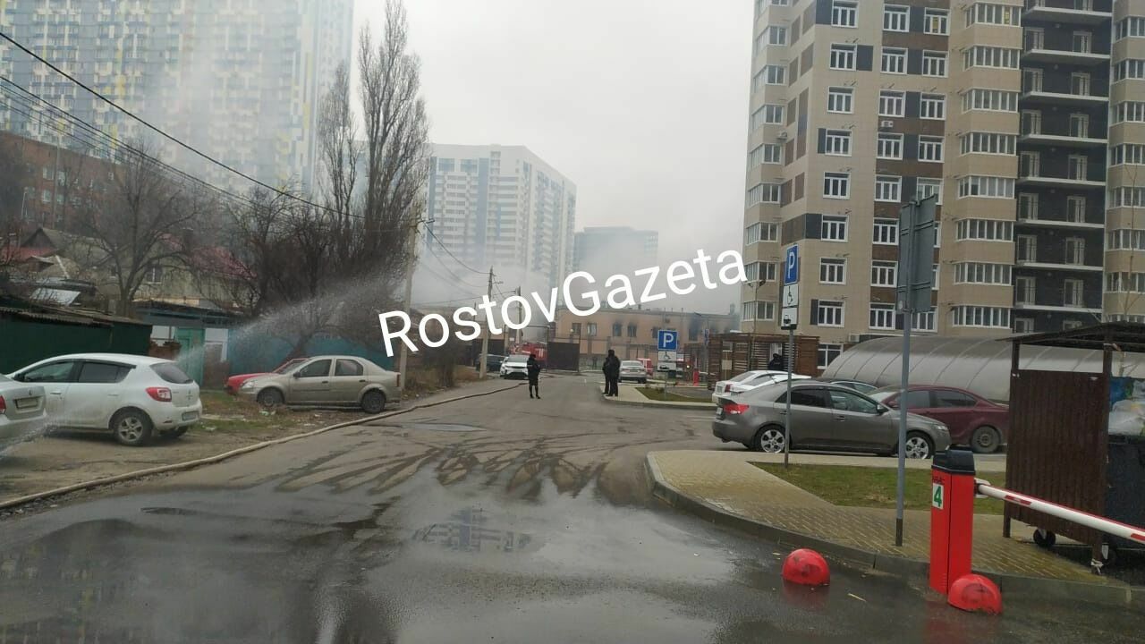 В Ростове ликвидировали открытое горение здания погранслужбы ФСБ