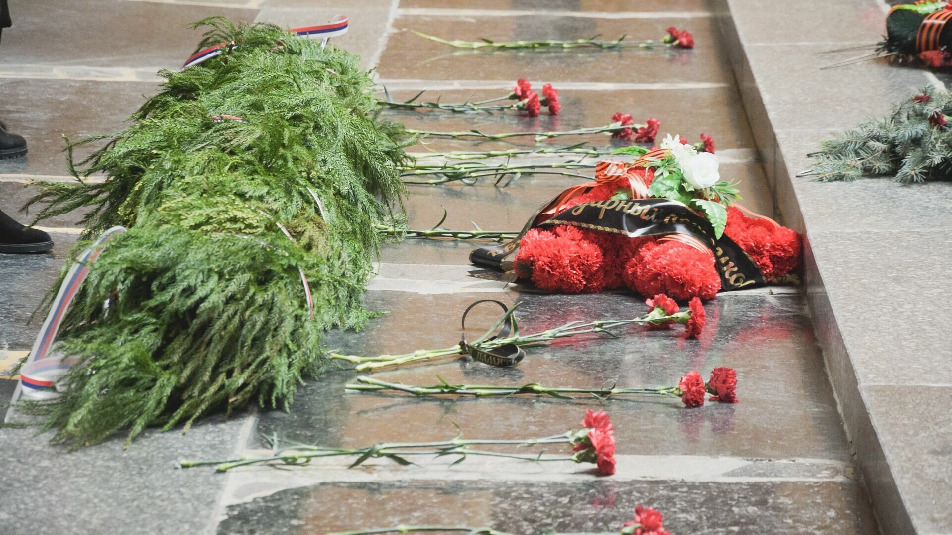 Более 50 участников спецоперации возложили цветы к памятнику "Советскому солдату" на "Самбекских высотах" в Ростовской области