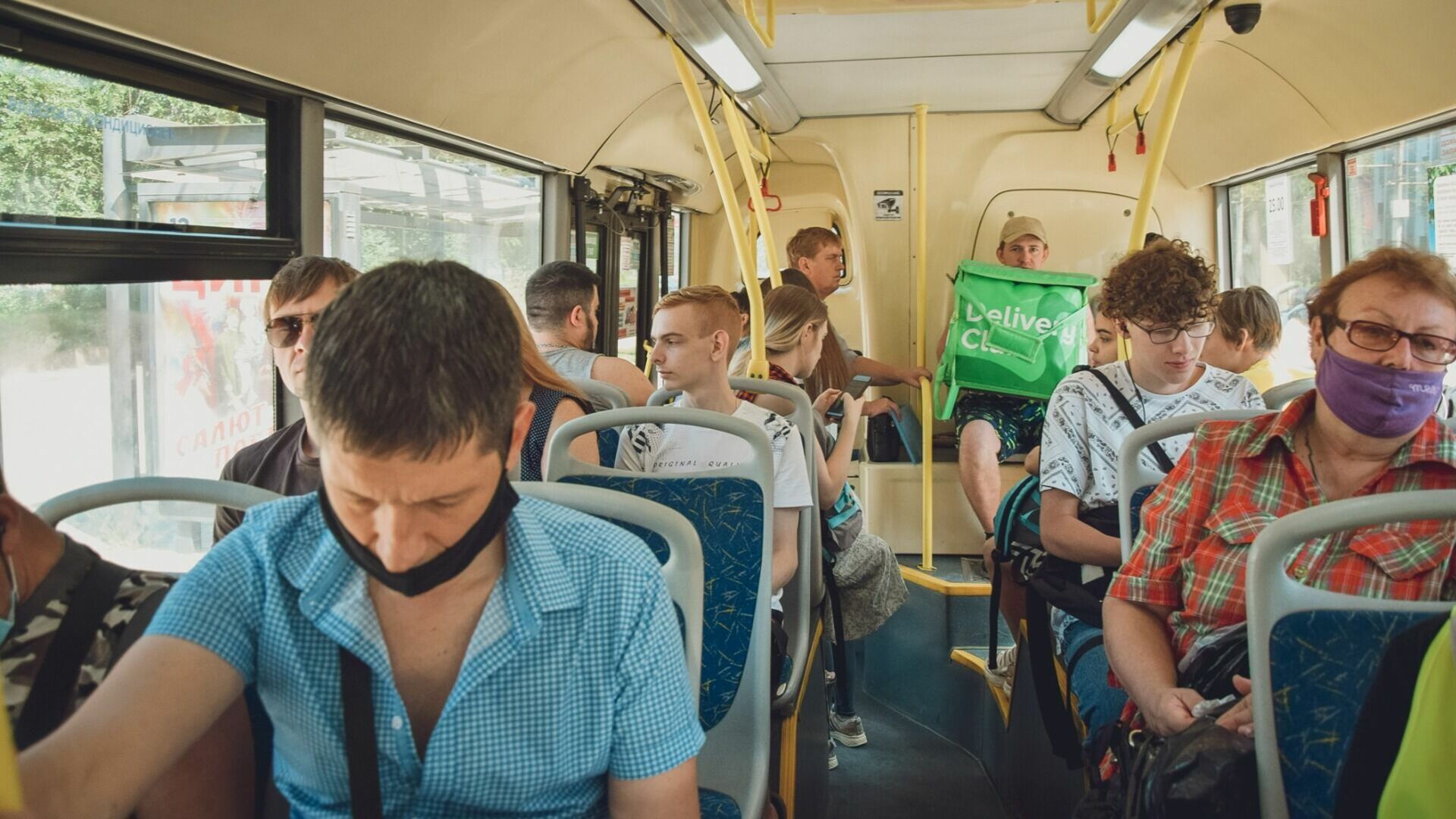 В Ростове отстранили водителя автобуса, который справил нужду прямо из салона