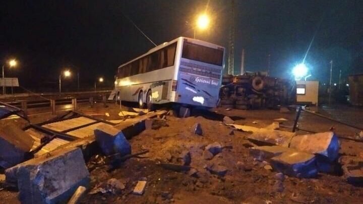 В Ростовской области автобус с пассажирами столкнулся с грузовиком