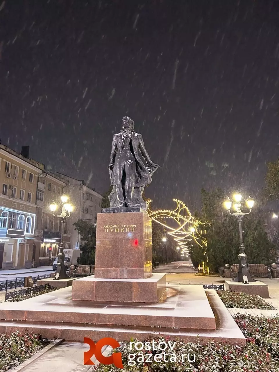 В Ростове-на-Дону сегодня ночью прошел первый снег, фоторепортаж с улиц города подготовил корреспондент RostovGazeta.
