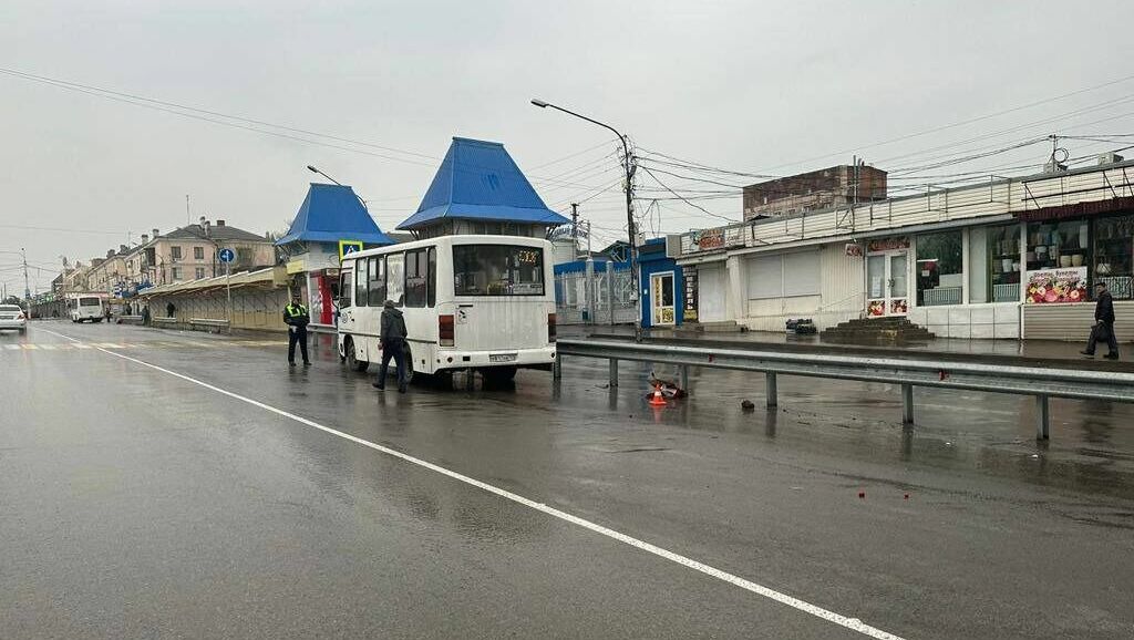 Водитель рейсового автобуса сбил стоявшую на дороге женщину в Новочеркасске