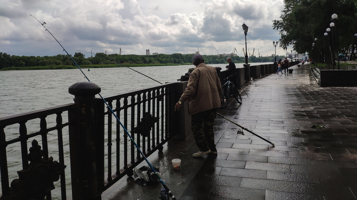 Рыбалка на набережной реки Дон