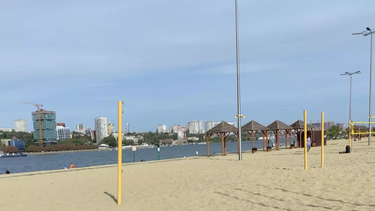 Ростовчан не испугало ни похолодание, ни установленная на пляже табличка о том, что купаться запрещено. 