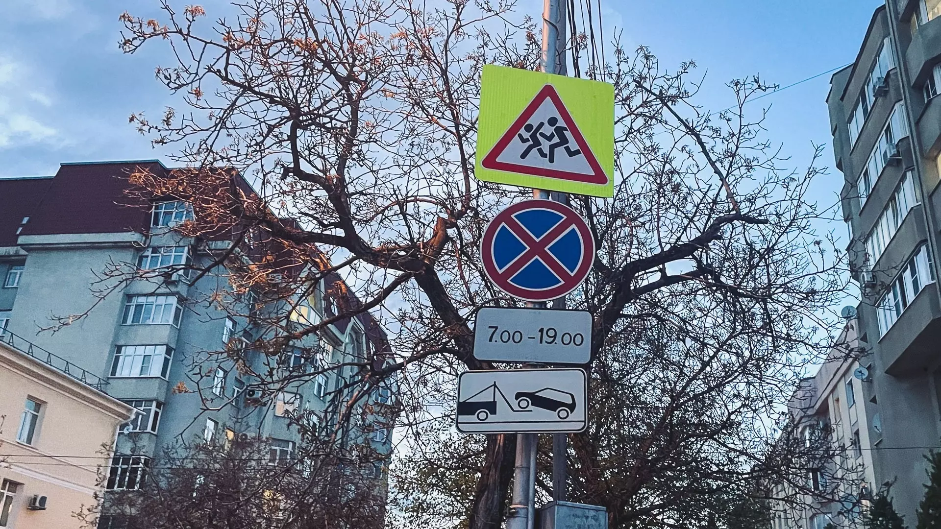 Стоянку и парковку машин запретили на двух улицах в центре Ростова