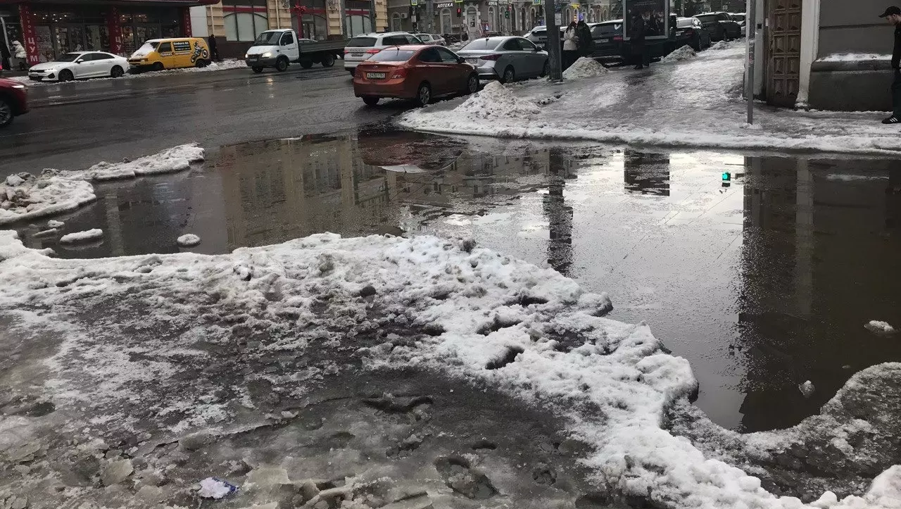 В Ростове после непогоды снег сошел вместе с асфальтом