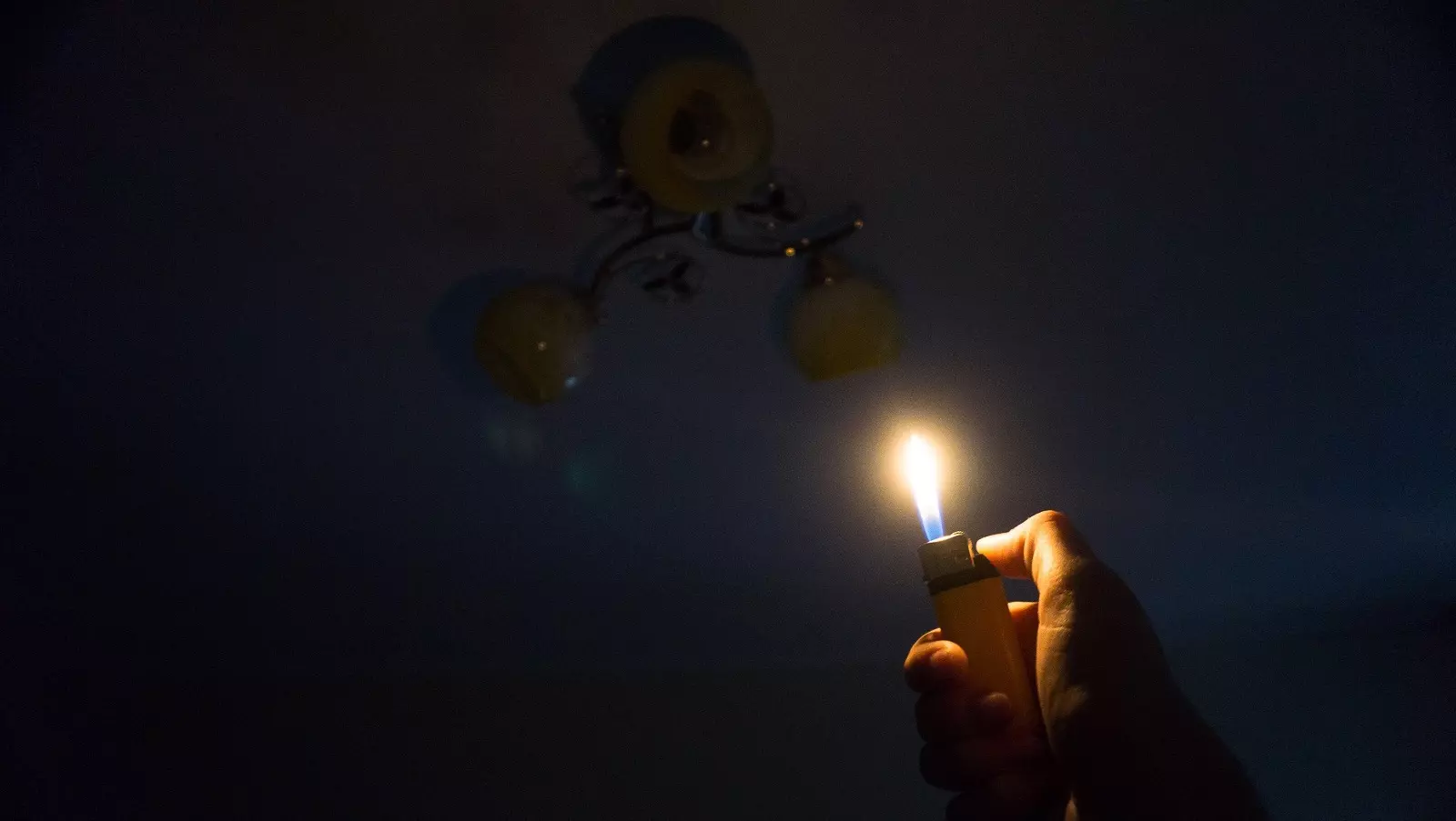 В Ростове без света и тепла остаются около 200 домов и семь школ