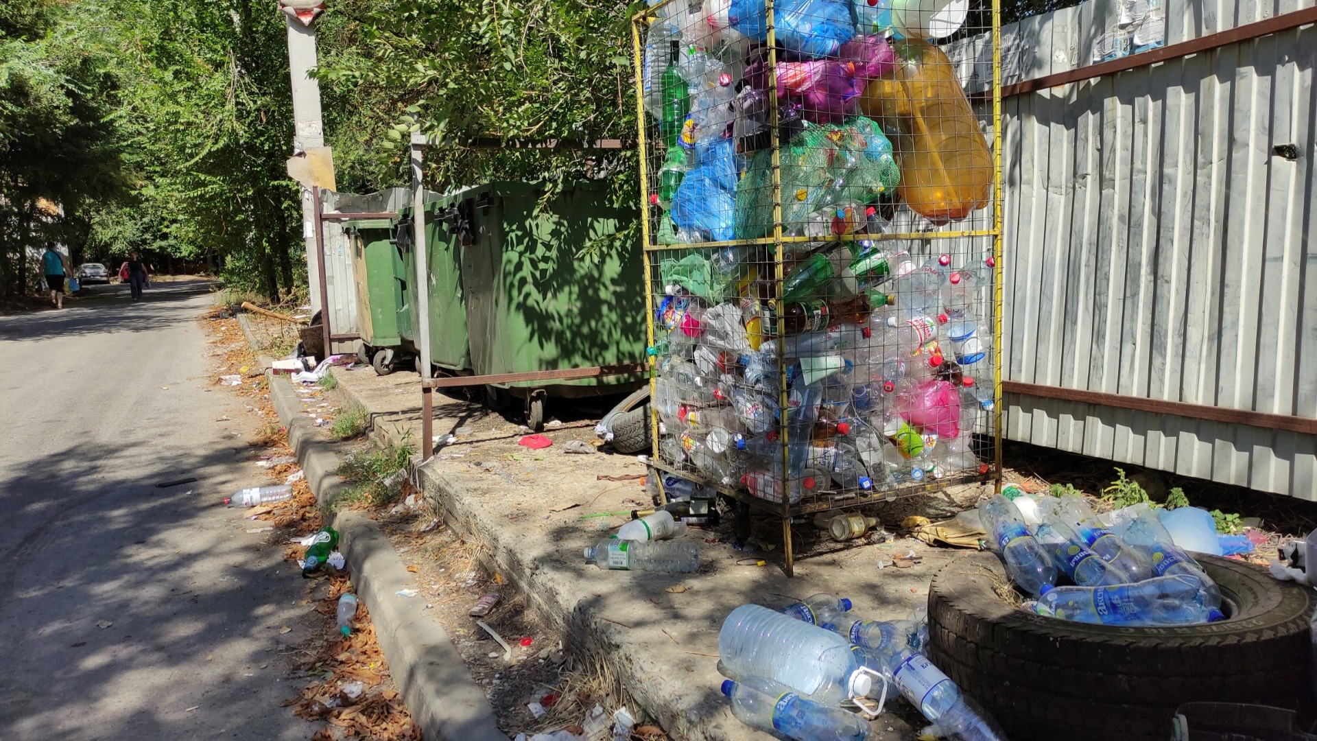 Горожане пожаловались, что в Ростове перестали вывозить пластиковые бутылки из мусорных сеток
