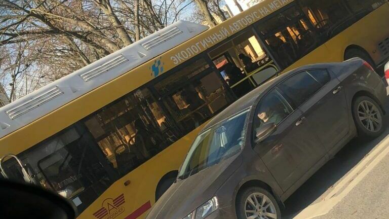 В Ростове-на-Дону везший пассажиров автобус №96 потерял по пути стекло днем 30 ноября