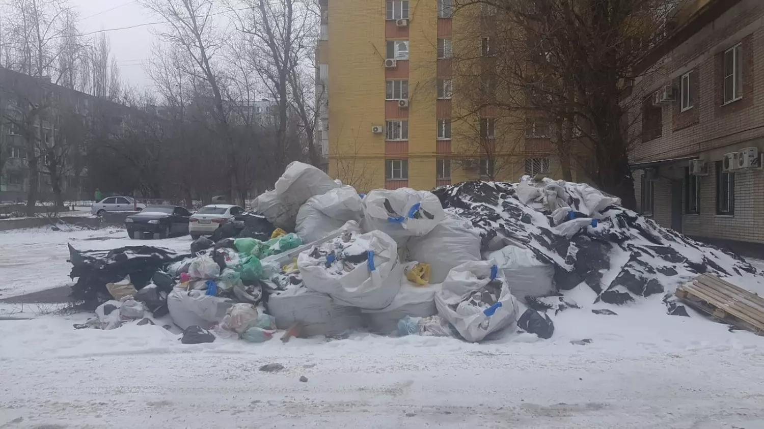 Огромную свалку строительного мусора на Каширской завалило снегом, и она перестала бросаться в глаза. 