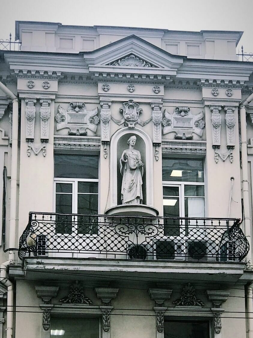 Статуя Гигеи ск. Л. Шодкого на фасаде доходного дома Николая Токарева — улица Большая Садовая, 106