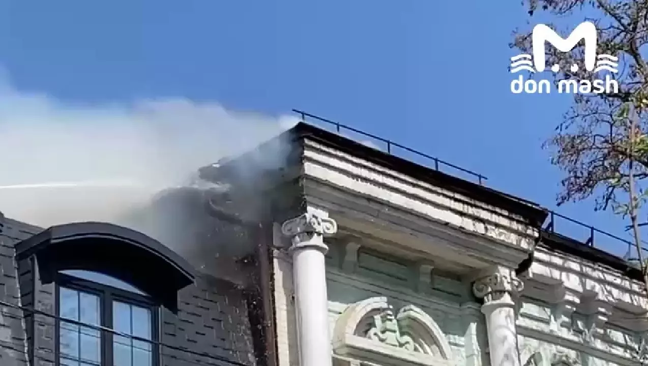 Появилось видео страшного пожара в старинном доме в Ростове-на-Дону