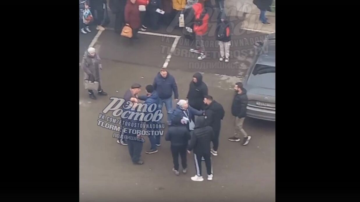 Массовые разборки устроили жители в Ростове-на-Дону возле центра соцзащиты