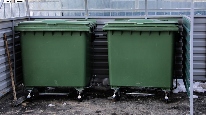 Поставивший «умную» остановку в Ростове подрядчик стал поставщиком мусорных баков