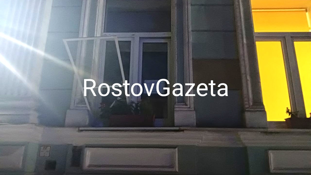 Осколки и оцепление: фоторепортаж с места падения БПЛА на Пушкинской в Ростове